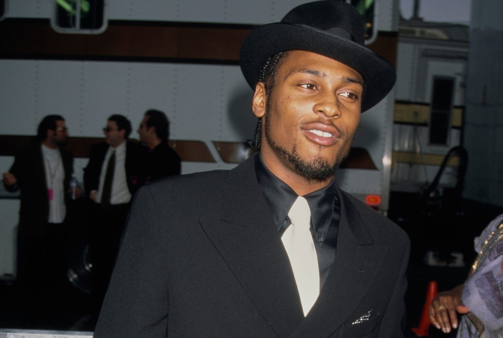 conectageekofc's tweet card. D’Angelo morre aos 51 anos; ícone do neo-soul e vencedor de 4 Grammys deixa legado com álbuns aclamados como Voodoo e Black Messiah.