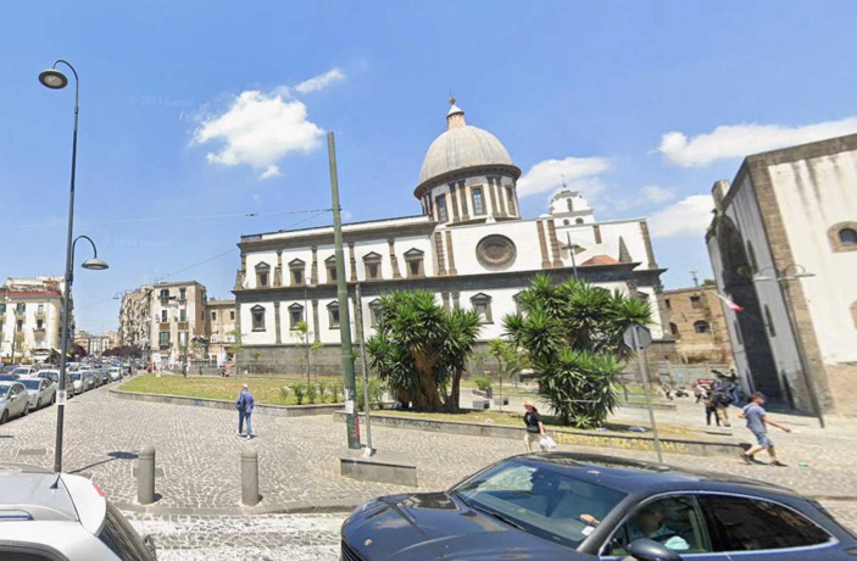 LaVeritaWeb's tweet card. Scene di quotidiano far west a Napoli. Con tanto di coinvolgimento di passanti costretti a trasformarsi in poliziotti fai da te. È successo lo scorso sabato in piazza Enrico de Nicola, vicino a Porta...