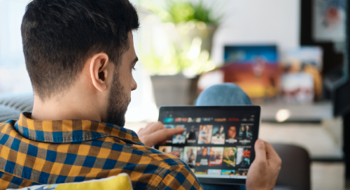 springcentral's tweet card. Read how Netflix achieved a 15 percent performance boost by upgrading its applications to Spring Boot 3, with more than 3,000 applications, 1,500 libraries, and five platform engineers.