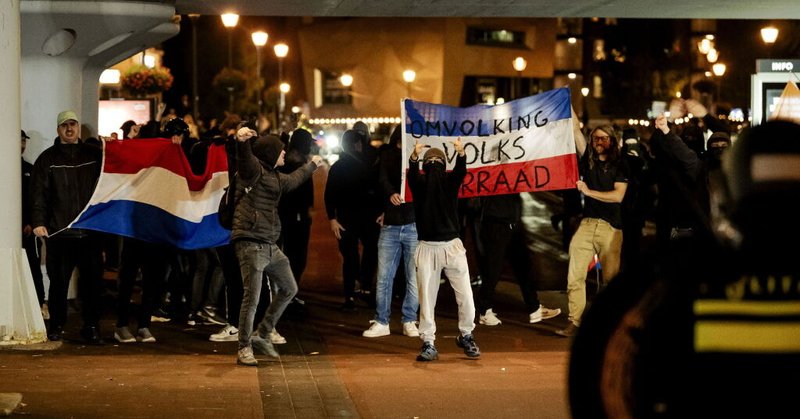 ME grijpt in bij demonstratie tegen azc opvang asielzoekers in Houten