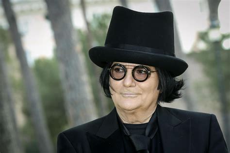 Tv3Blog's tweet card. Renato Zero conferma: sarà ballerino per una notte a Ballando con le Stelle il 18 ottobre su Rai 1, tra musica, spettacolo e celebrazioni.