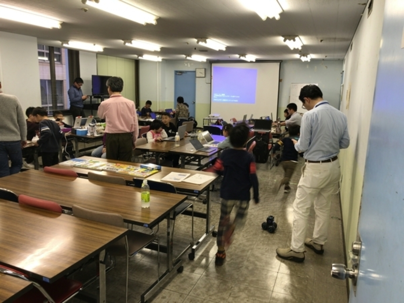 CoderDojoYKHM's tweet card. 2019/01/05(土) 14:00-16:00＠かながわ県民センター 参加者は合計13名でした。（未就学児:2名、小1-3年:7名、小4-6:4名 ※男子11名、女子2名） はじめに CoderDojo横浜では、多くの初心者の子どもに興味を持って取り組んで欲しいという想いから、できる限りプログラミングへのハードルを…