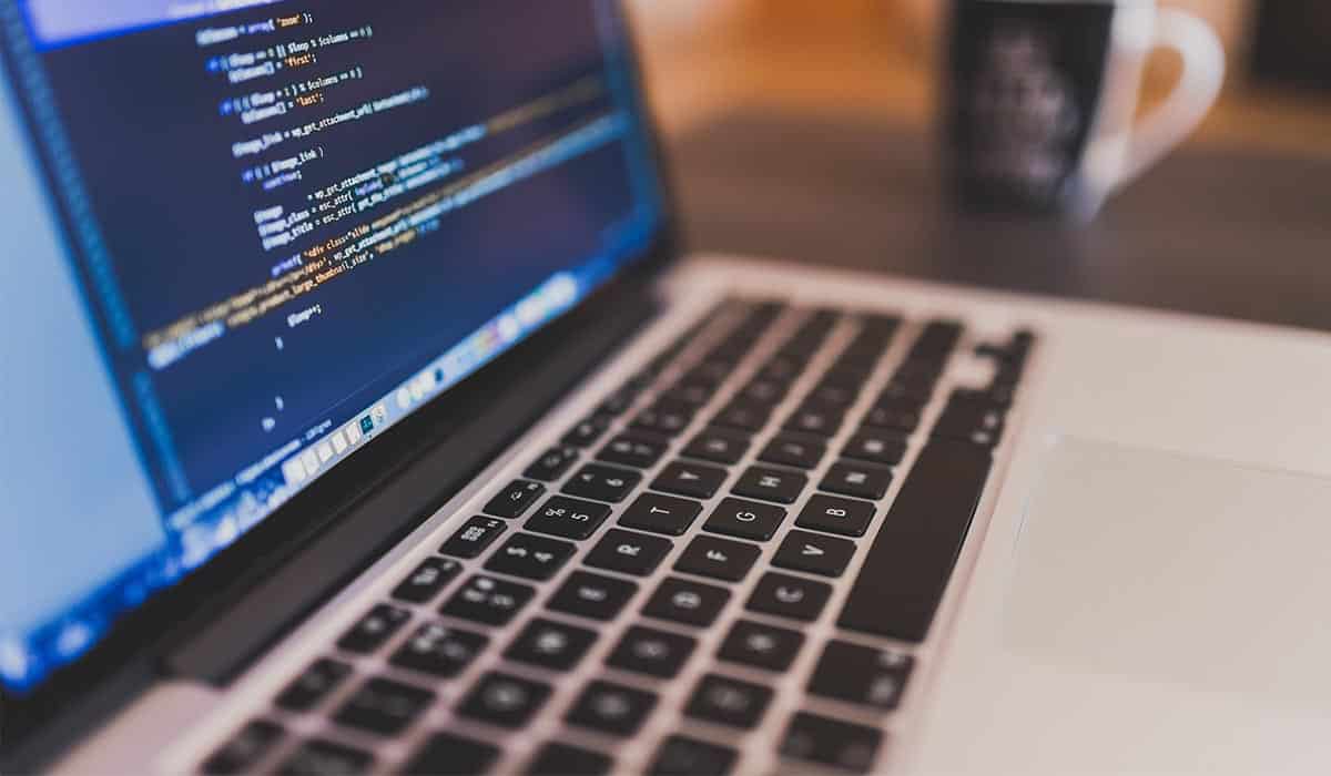 ComputerTrick's tweet card. C++ knocked out the machine learning favourite Python from the top three popular programming languages in TIOBE Index.