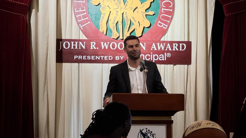 UCSDmbb's tweet card. With the start of a new basketball season rapidly approaching, UC San Diego men's basketball head coach Clint Allard '08 appeared at the 2025 John R. Wooden Award Tip-Off Luncheon, held Tuesday at...