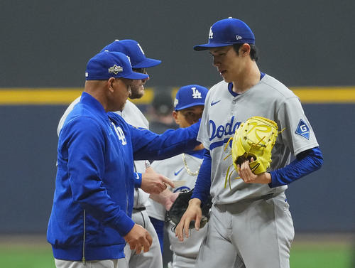 1v1_1v1's tweet card. ドジャースのデーブ・ロバーツ監督（53）が、第2戦で佐々木朗希投手（23）を投入する可能性が極めて低いことを明かした。佐々木は第1戦の9回に2番手で登板。2／… - 日刊スポーツ新聞社のニュースサイト、ニッカンスポーツ・コム（nikkansports.com）