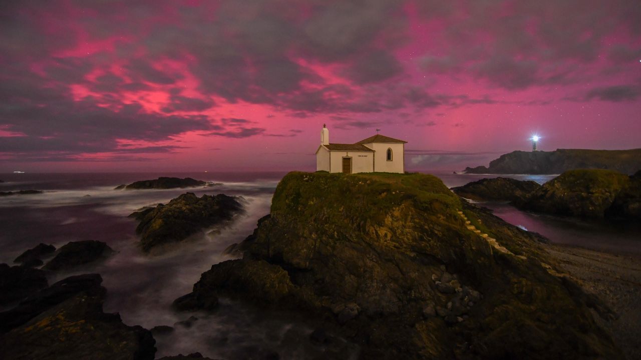 vozferrol's tweet card. El fenés David Couce, un apasionado del mundo de la fotografía, captó el fenómeno desde la ermita de la Virxe do Porto, el faro y los acantilados de Meirás