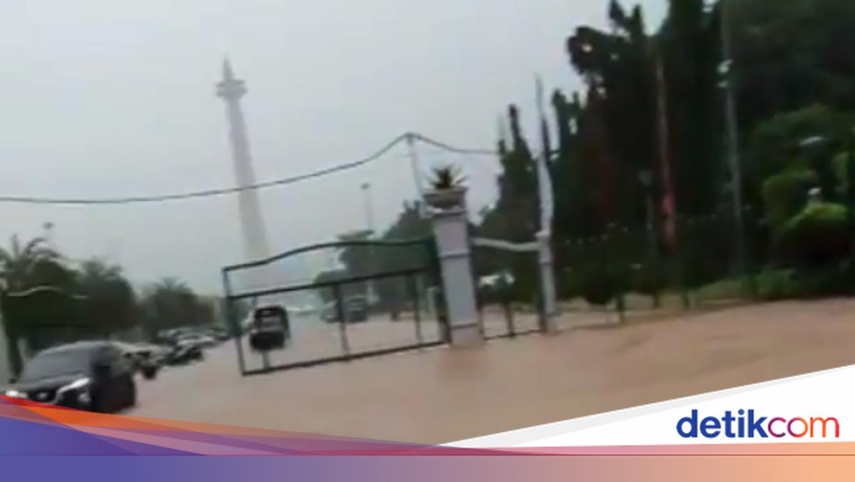 detikcom's tweet card. Kawasan sekitar Monas terimbas genangan akibat hujan deras. Genangan terlihat di pintu masuk Monas di Jalan Medan Merdeka Barat.