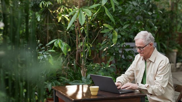 Tech_Networks's tweet card. According to a study, our minds wander less as we age and, when older adults do let their minds drift, they’re more likely to be distracted by pleasant thoughts rather than worries.