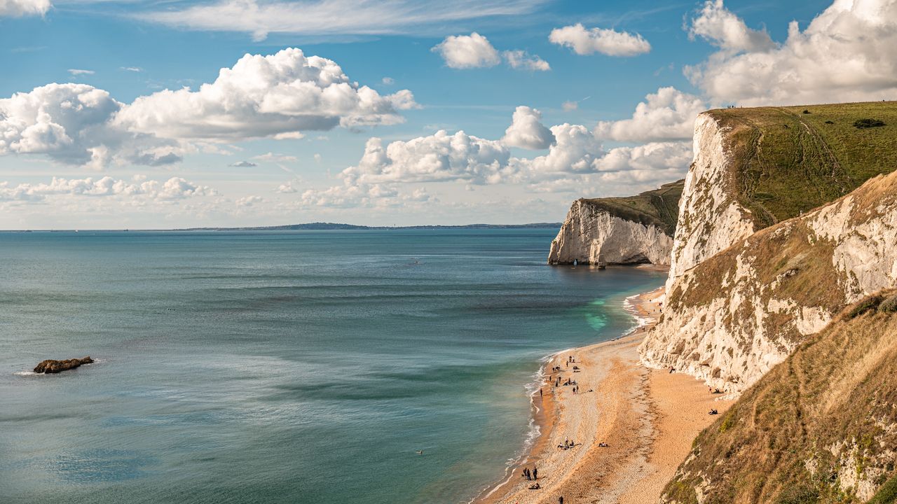 helloworldguide's tweet card. A whistle-stop tour of some of Dorset's most breathtaking costal spots.
