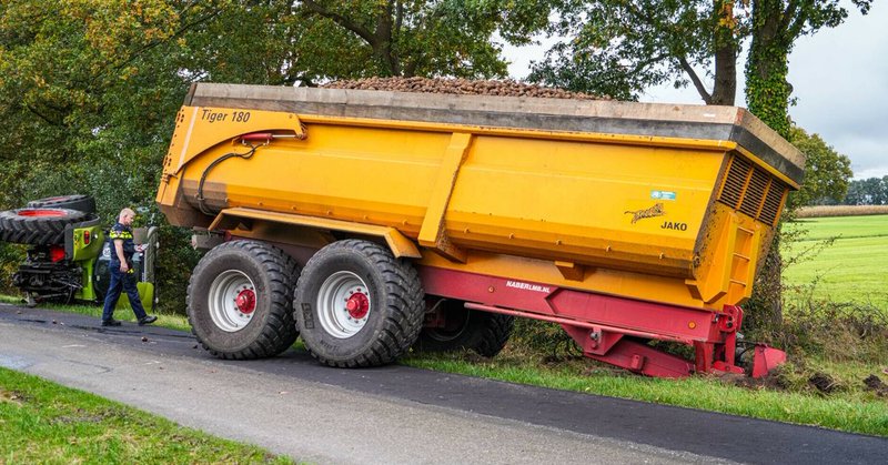 Trekker met aardappelen kantelt in Wachtum