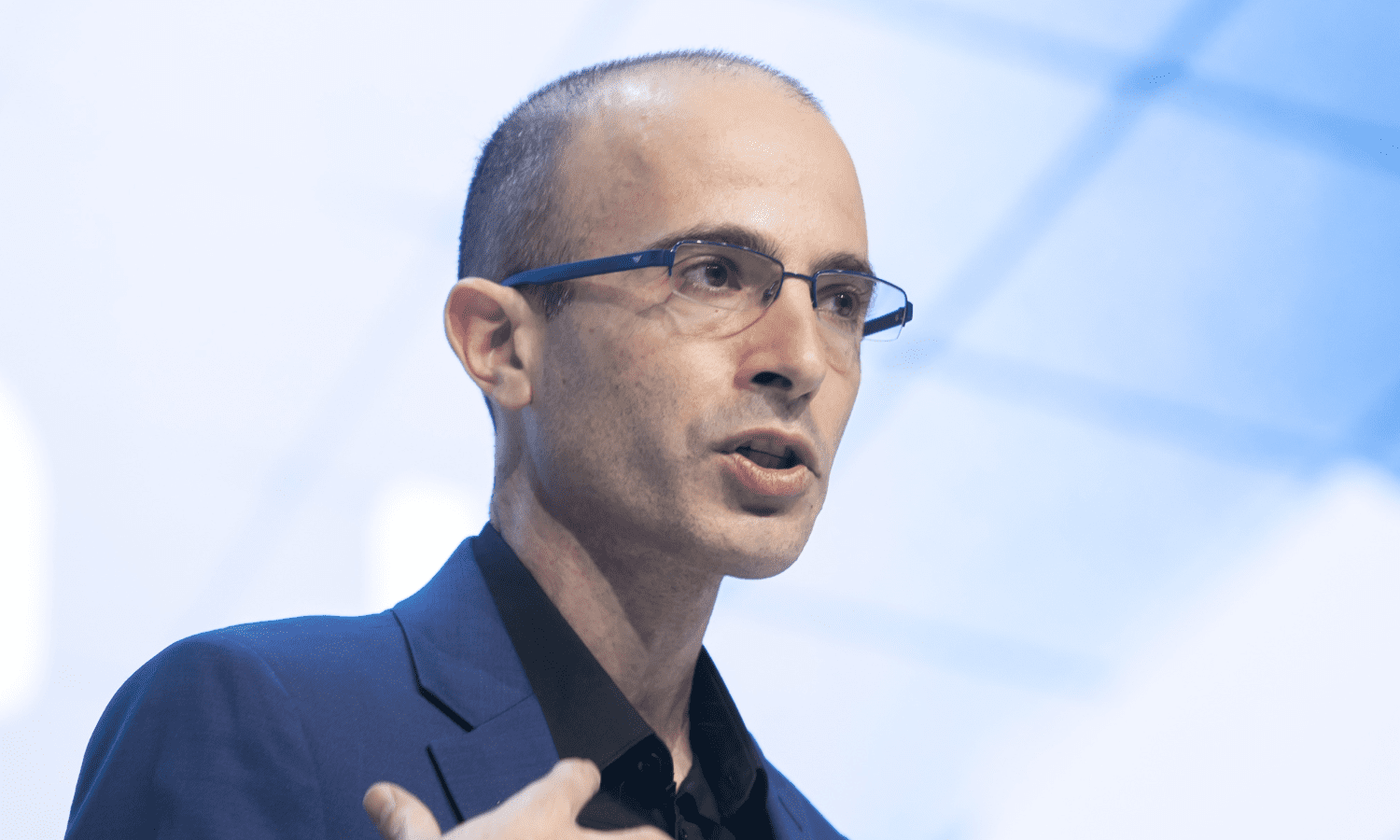 Ethic_'s tweet card. El historiador y filósofo Yuval Noah Harari plantea una paradoja: si nuestra especie es tan sabia, ¿por qué somos tan autodestructivos? 