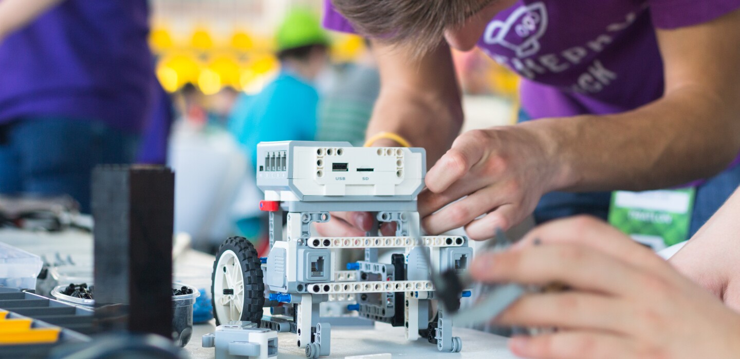 LeRobotKiTweet's tweet card. Tupelo Middle School in Missouri has a robotics class that feeds into after-school programs that reach even more students, giving them not just technical knowledge but practice with hands-on proble...