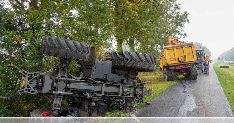 Trekker kantelt in Wachtum, bestuurder naar ziekenhuis
