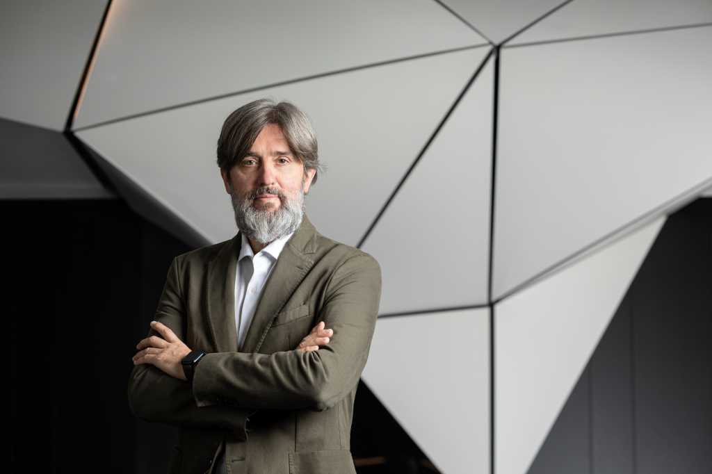 EpicPlain's tweet card. Mikel Díez, Director of Quantum Computing at IBM Spain, explains how the new quantum systems will work alongside classical ones to offer new possibilities for problem-solving.