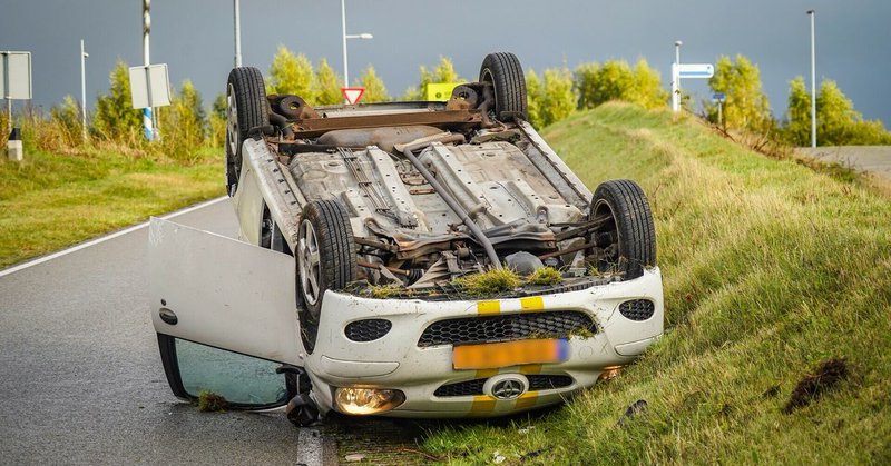 Auto raakt van de weg op de N391 bij Emmen