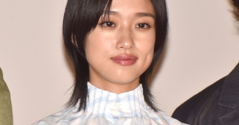 oricon's tweet card. 　俳優の河合優実、山中瑶子監督が22日、都内で行われた映画『ナミビアの砂漠』（9月6日公開）のジャパンプレミアに登壇した。　本作は『第77回カンヌ国際映画祭』で将来有望として選出された作品を紹介する監督週間部門に選出され、国際映画批評家連盟賞を受賞した。山中監督は、19歳の時に撮影、初監督した『あみこ』（2017年）が「PFFアワード」で観客賞を受賞。その後、「第68回ベルリン国際映画祭」フ...