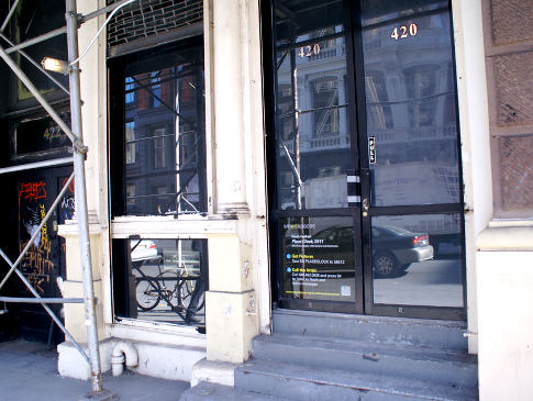 smartspaces's tweet card. Just as one man’s trash is another’s treasure, one New Yorker’s empty storefront is another’s gallery space. Today’s example: “Borderland,” a new art exhib…