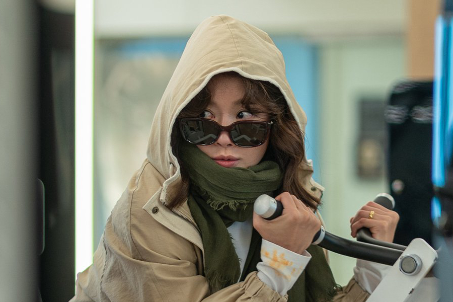 KKK10000000000's tweet card. Lee Si Young will launch an undercover investigation at her husband’s workplace in tonight’s episode of ENA’s “Salon de Holmes”! “Salon de Holmes” is a comedy-action drama about four women—sharp-wi...