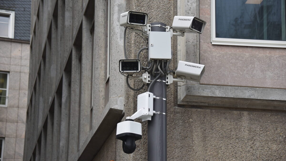 chaosupdates's tweet card. Vor dem Kölner Verwaltungsgericht wird über die polizeiliche Videoüberwachung der Stadt verhandelt. Eine Initiative kämpft seit Jahren dagegen. Sie will, dass die Überwachung untersagt wird.