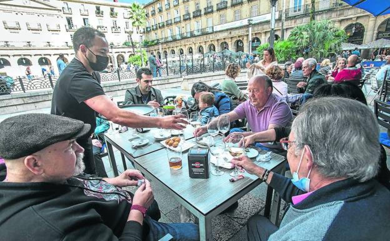 Portal_Ginger's tweet card. Las mascarillas en interiores son las únicas exigencias ya en 13 de las 17 autonomías; en cuatro aún se pide pasaporte covid para determinados accesos