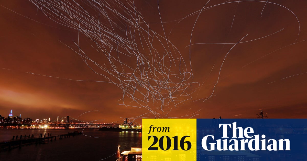 Volker_E's tweet card. Artist Duke Riley released 2,000 pigeons wearing LED lights into the night sky over Brooklyn and directed the birds with a flag and pole