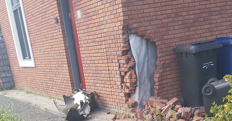 Auto botst tegen woning in Poort