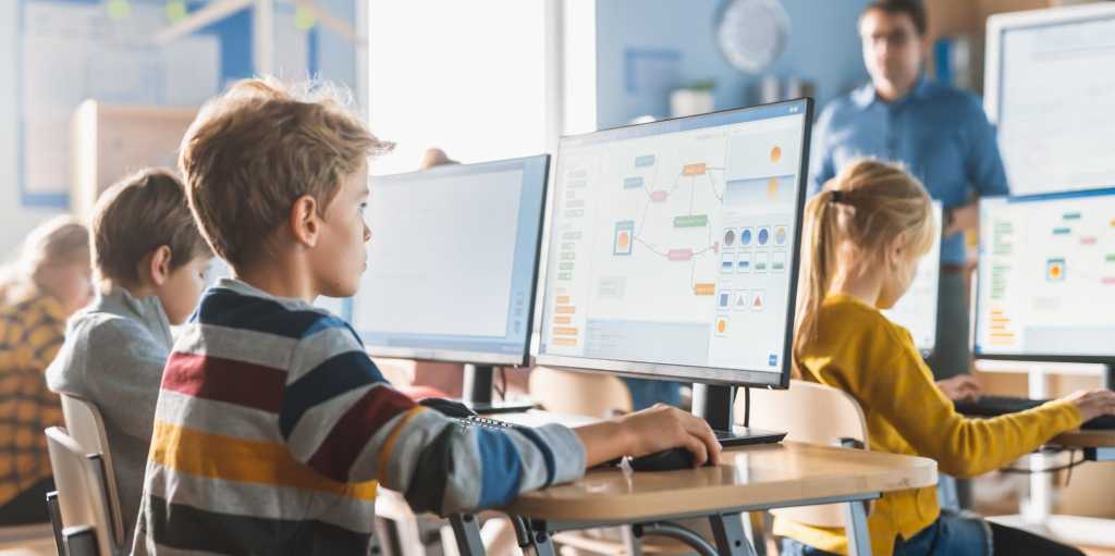 AlgorithmicsDE's tweet card. Zum Internationalen Kindertag schreibt Katia Shabanova, welches die fünf beliebtesten Programmiersprachen für Kinder sind.