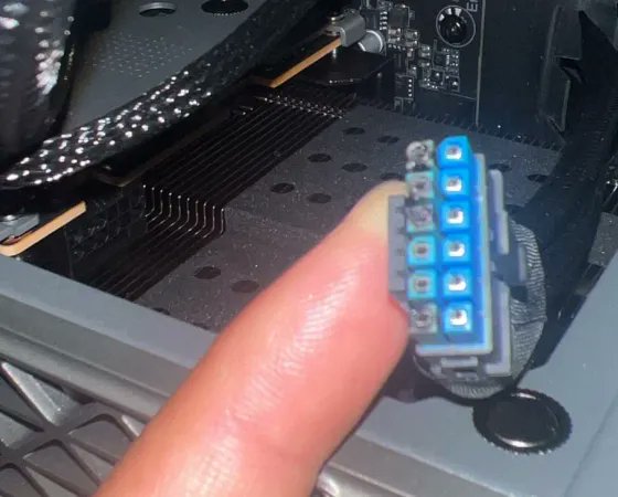 _Nidouille_'s tweet card. Alors que les Radeon RX 9070 XT sont peu à utiliser le connecteur H++ 16 pins du 12V-2x6 et que la carte ne consomme pas beaucoup, voilà un 2nd cas avec dégâts.