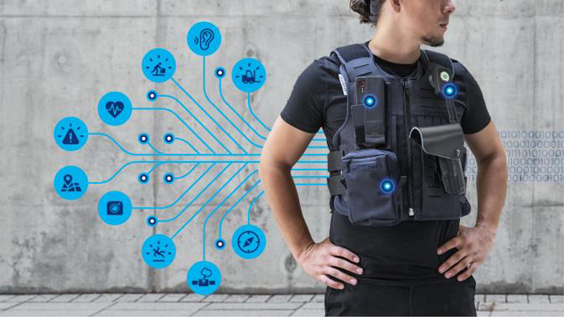 LilyPad_Arduino's tweet card. Los guardias de seguridad de SOS Cash & Value se equipan con el chaleco de alta tecnología de Wearin con sensores ambientales y biométricos