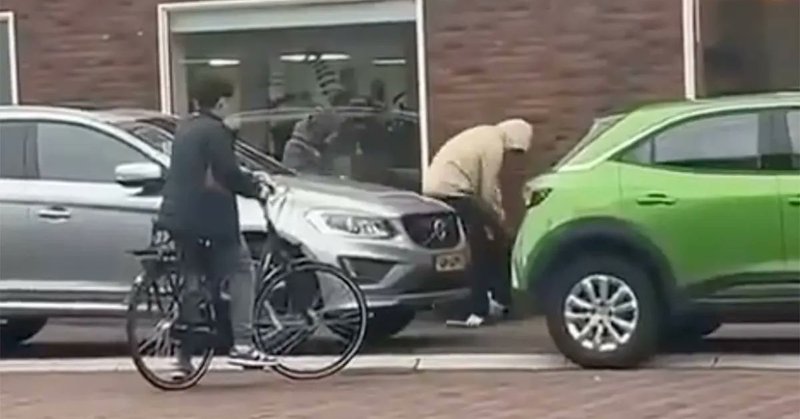 Persoon aangepakt na slaan vrouw