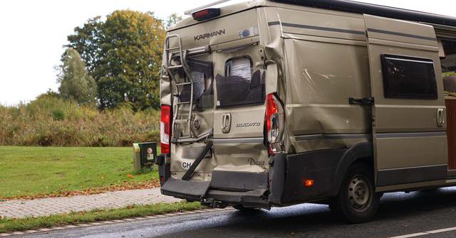 Flinke aanrijding op Repelweg bij Marknesse