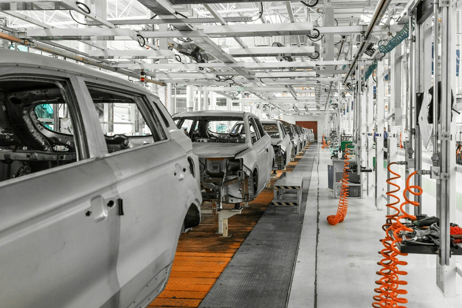 E_E_Leader's tweet card. Six major Japanese companies are teaming up to turn scrapped cars into new ones. Their bold "Car-to-Car" plan aims to close the loop by 2035.