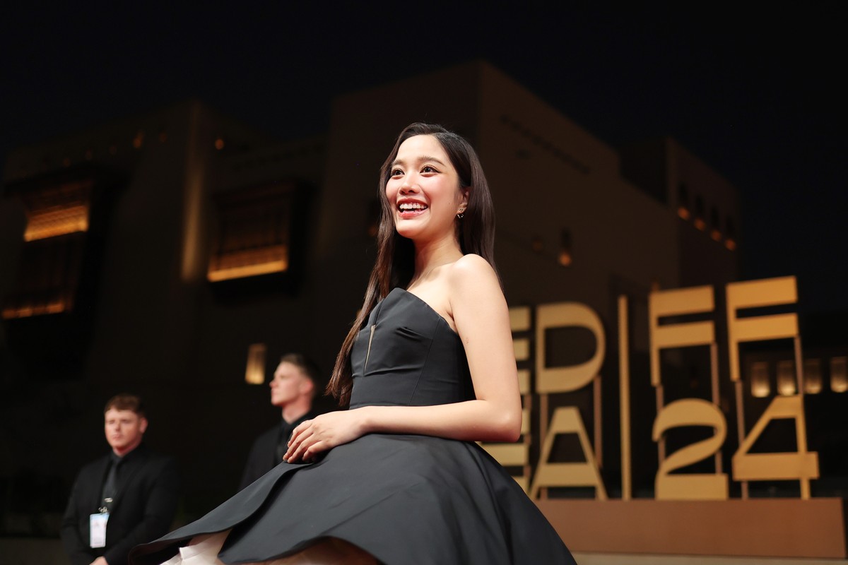 ruztik_raven's tweet card. Atriz, cantora, modelo e empresária, Freen Sarocha é o novo fenômeno da cultura pop asiática. A estrela tailandesa brilhou no MET Gala, lançou sua própria empresa e foi nomeada embaixadora global da...