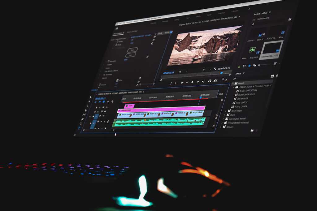 SimpleSource's tweet card. The courses in this package introduce students to many tools that graphic designers use in real life — like Photoshop and Premiere Pro.