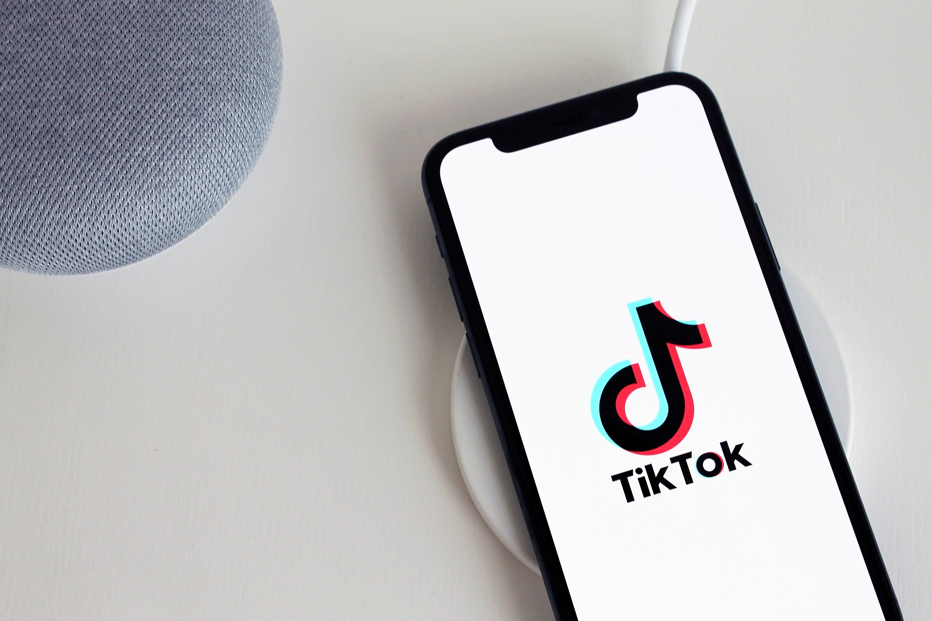 mathieujava's tweet card. TikTok Shop est arrivé en France il y a un mois, offrant aux marques une opportunité unique pour toucher les consommateurs, notamment la GenZ et Alpha.
