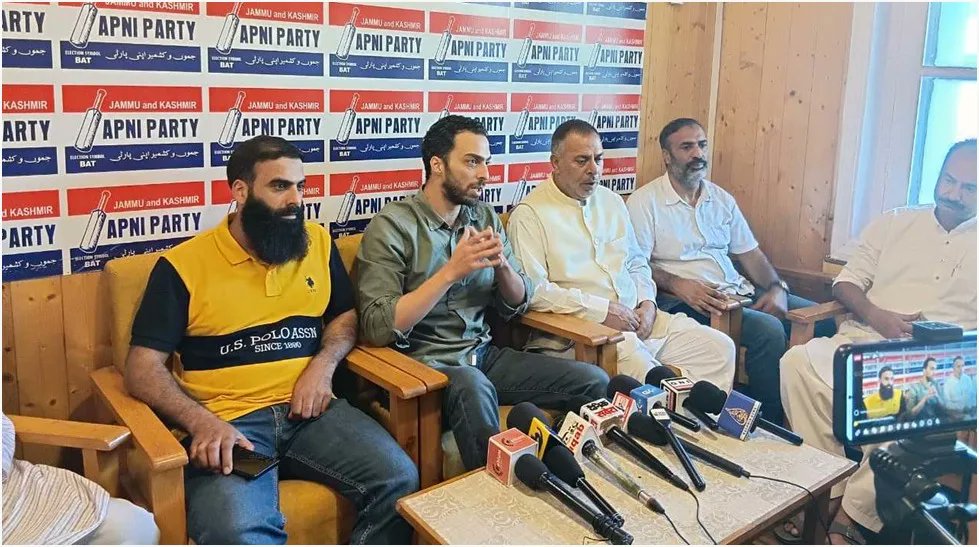 RisingKashmir's tweet card. Srinagar, Sept 17: With Kashmir’s fruit growers reeling under massive losses from the prolonged closure of the National Highway, Apni Party on Wednesday urged the Union government to roll out a com…