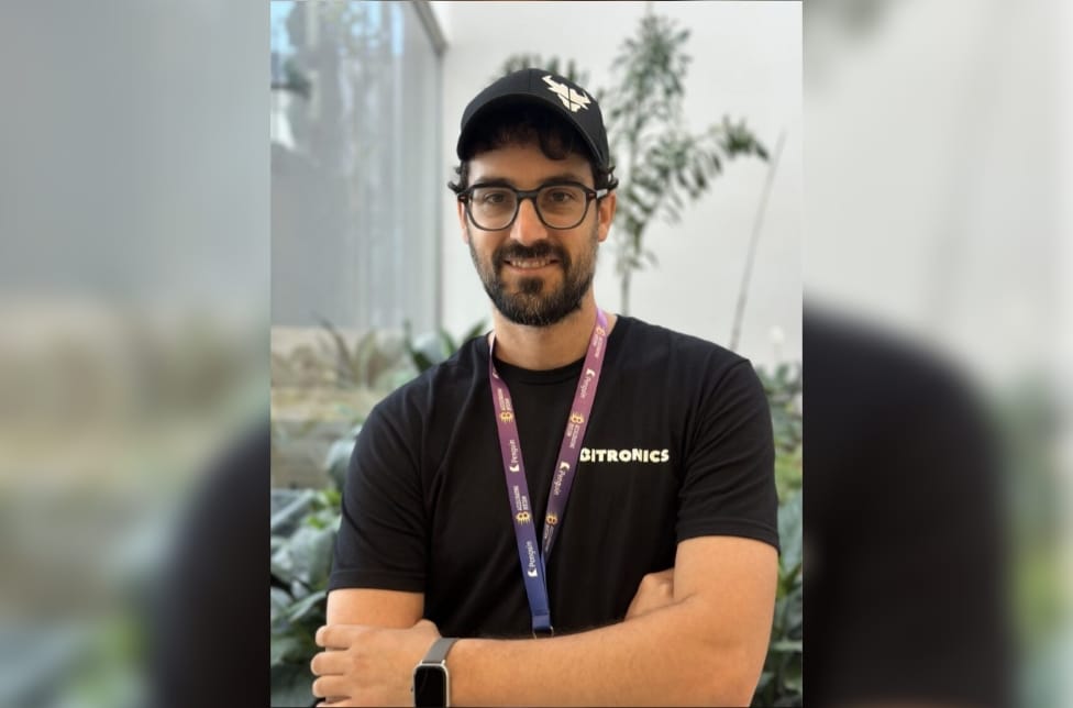 CriptoNoticias's tweet card. La empresa española Bitronics desarrolla mineros de Bitcoin de código abierto para el hogar, con el objetivo de descentralizar la red y hacerla más robusta.