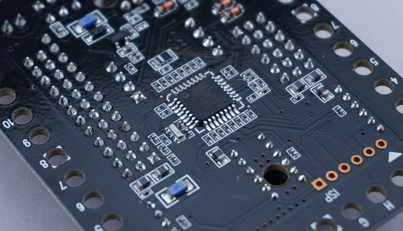 descubrearduino's tweet card. l➤ ⭐ El microcontrolador es un dispositivo electrónico que se integra en un solo chip; en electrónica digital nace como la evolución del Microprocesador.