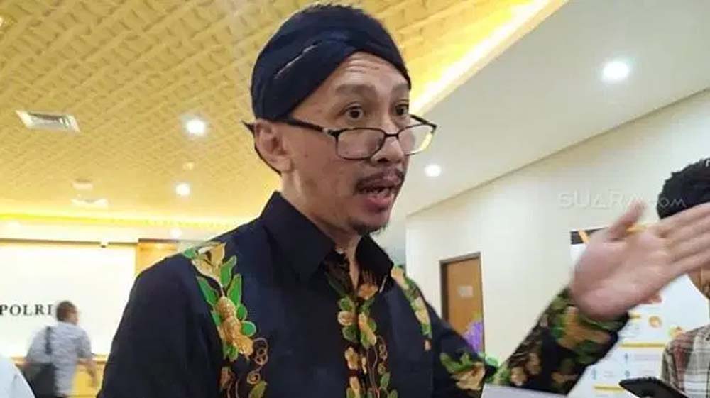 OposisiCerdas's tweet card. Selain Ambroncius Nababan, polisi juga ditantang menangkap Permadi Arya atau Abu Janda. Ia diduga kuat ikut terlibat dalam rasisme menghina ...