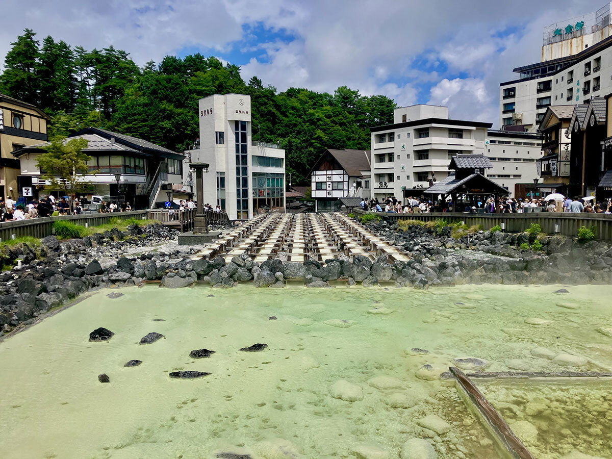 SonohennoKuma's tweet card. 　日本屈指の温泉街・群馬県草津町を襲った“レイプ騒動”にようやく終止符が打たれた。町長にレイプされたと告発した新井祥子元町議に対し、前橋地裁が9月29日に虚偽告訴と名誉毀損の罪で下した懲役2年、執行