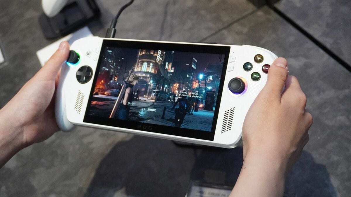WorkNoteLog's tweet card. PCゲームを携帯機で遊ぶ――これまでマニア向けだった市場に、ゲーム業界の巨人が本腰を入れ始めた。ASUSとMicrosoftが9月26日に発表した「ROG XBOX ALLY（アールオージー エックスボックス エイライ）」シリーズ…
