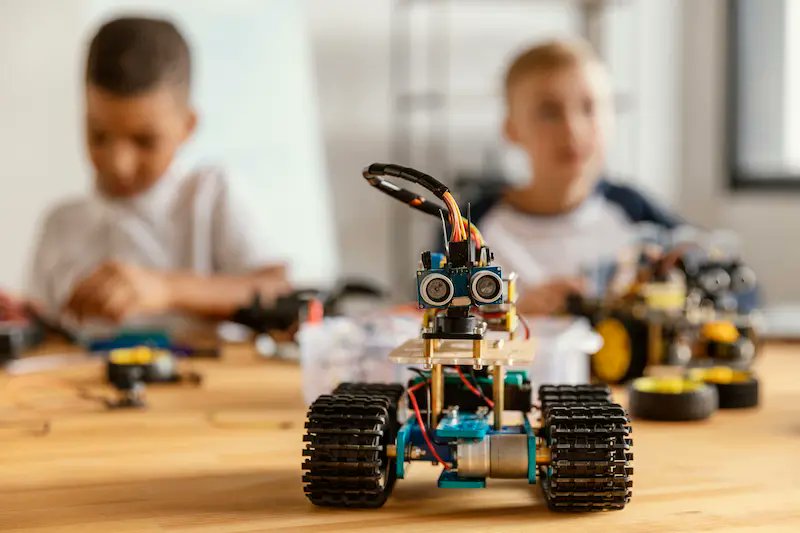 descubrearduino's tweet card. ¡Evita choques en tus robots! Aprende a usar sensores IR con Arduino para detectar obstáculos. Tutorial paso a paso con código y esquemas.