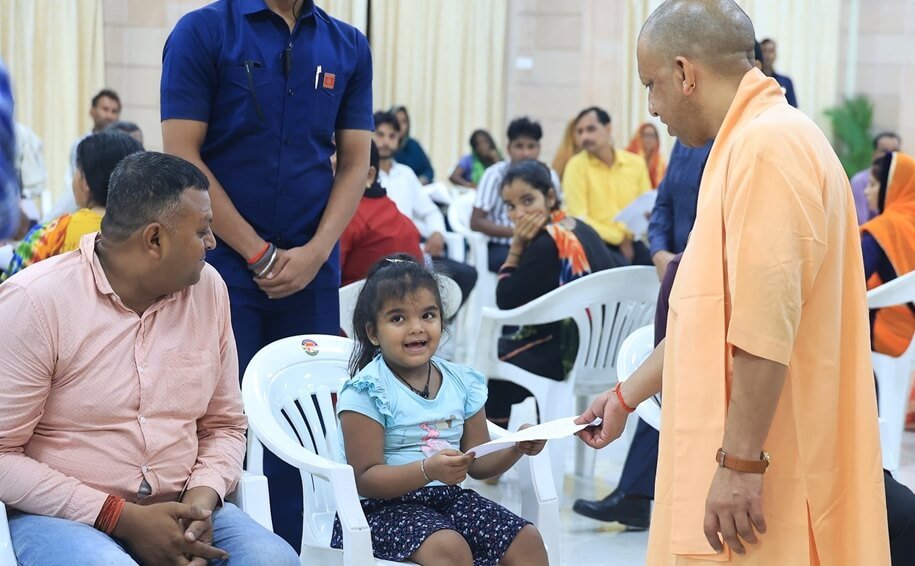 thecoverage_in's tweet card. लखनऊ: 'जनता दर्शन' में मुख्यमंत्री योगी आदित्यनाथ का भावुक क्षण, जब मुरादाबाद की मासूम बच्ची वाची ने स्कूल में एडमिशन की गुहार लगाई। सीएम ने तुरंत कार्रवाई का आदेश दिया और बच्ची को चॉकलेट व बिस्कुट...