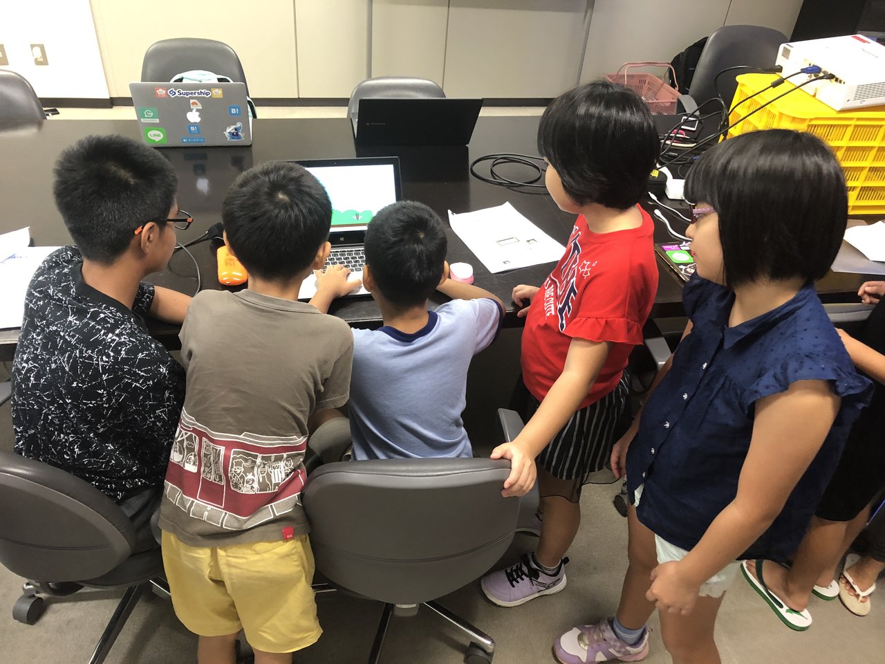 CoderDojoKadena's tweet card. ## CoderDojoとは CoderDojo Japanより引用 > CoderDojo > は7〜17歳の子どもを対象にしたプログラミング道場です。2011年にアイルランドで始まり、世界では100カ国・1,800の道場、日本には188以上の道場があります。 > (2019年10月)。 沖縄では、南風原や宜野湾、宮古島、うるま、名護にも道場が有ります。 * CoderDojo 沖縄 *...