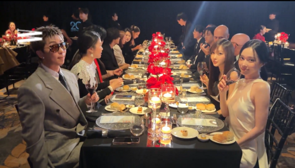 wnewskr's tweet card. 국내 패션 잡지사 W Korea(더블유 코리아)가 10월 19일 세계 유방암의 날을 맞아 주최한 유방암 인식 캠페인이 '자선 명목의 파티'라는 논란에 휩싸였다. 잡지 측은 "누적 기부금 11억원"이라고 밝혔지만, 실