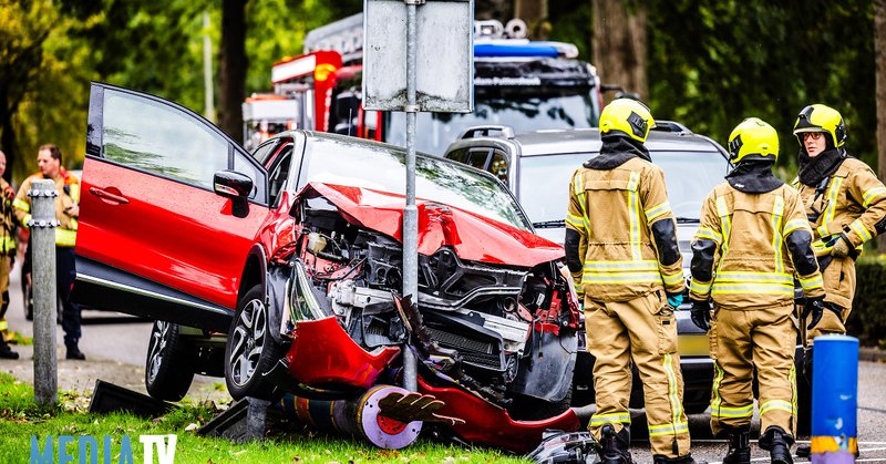 Auto ramt paal na ongeval Kastanjelaan Puttershoek
