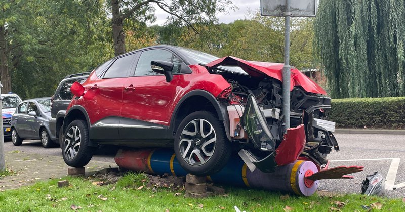 Veel schade na ongeluk in Puttershoek, bestuurder blijft ongedeerd