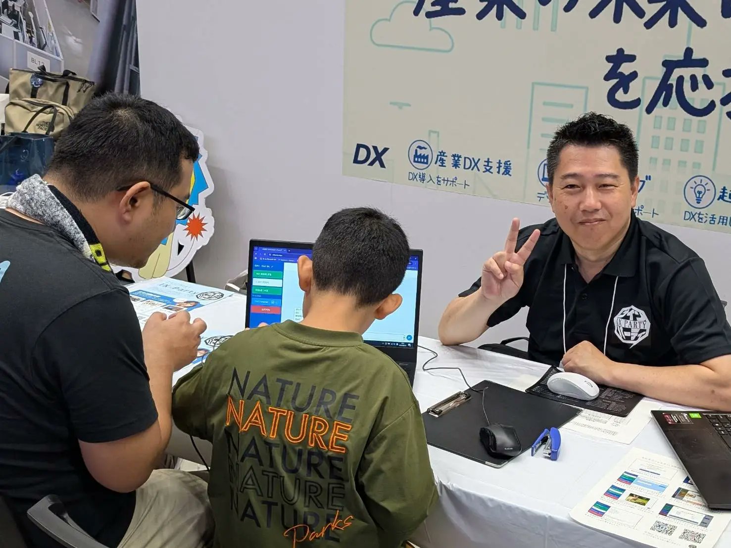 DojoConJapan's tweet card. DojoCon Japan は CoderDojo コミュニティのカンファレンスイベントです。CoderDojo 関係者を対象に運営ノウハウの共有や関係者同士の交流などを目的として毎年開催されています。