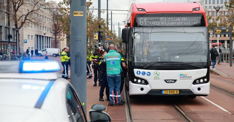 Vrouw gewond na aanrijding met stadsbus in Delft
