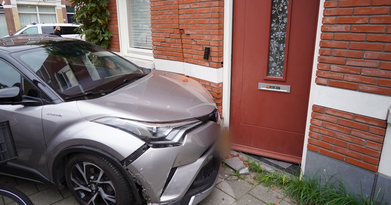 Botsing zorgt voor flinke scheuren in gevel